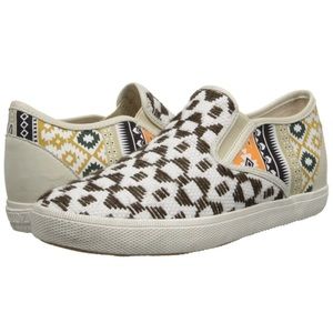 - Kim & Zozi Sz 7 Tan Canvas Sneakers! NEW!